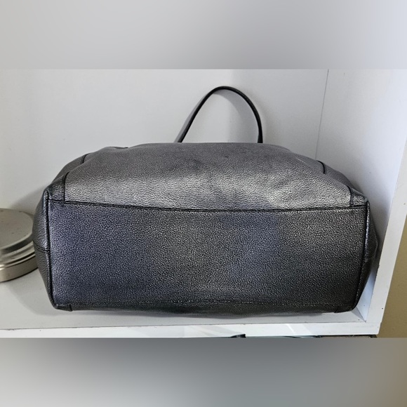 Beautiful Coach Silver /black leather tote BAG ,top Zipper/Snap closure, - Picture 3 of 10